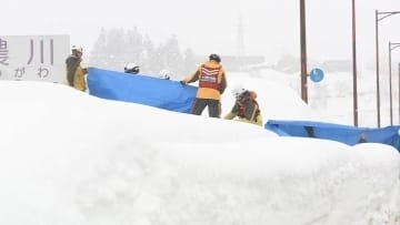 大雪で1日で4人が死亡 除雪作業中の死亡相次ぐ　水路転落や落雪など 高齢者の被害急増　新潟県