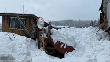 「近所の家が雪で倒壊している」と通報　車庫が倒壊し男性が下敷きに　男性は心肺停止の状態　屋根上には1m50cmの積雪か　新潟県柏崎市