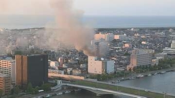 【速報】新潟市中央区新島町通で建物火災 緊急車両約14台が出動 消火活動中