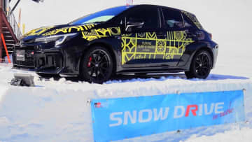 苗場スキー場に「ユーミン」コラボのGRカローラ登場　雪上試乗イベントで“レーサー気分”も　「SNOW DRIVE」開催中　新潟・湯沢町