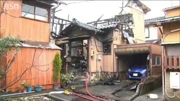 住宅火災で焼け跡から2人の遺体　身元はこの家の80代夫婦と判明　死因は焼死　新潟・加茂市