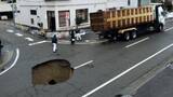 「【カメラが捉えた“陥没”の瞬間 動画あり】あわや大型トラックの後輪が… 交差点の真ん中で『道路陥没』下水道管の破損が原因 直径約5m×深さ2～3mほどの穴　新潟市東区」の画像1