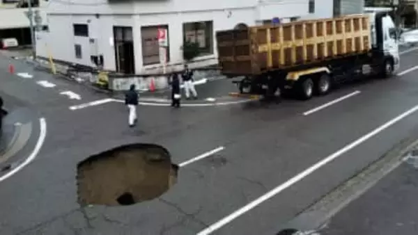 【カメラが捉えた“陥没”の瞬間 動画あり】あわや大型トラックの後輪が… 交差点の真ん中で『道路陥没』下水道管の破損が原因 直径約5m×深さ2～3mほどの穴　新潟市東区