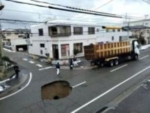 【速報】新潟市東区で道路陥没　直径約5メートルの大きさか　大型トラックが一時、陥没部分にはまる
