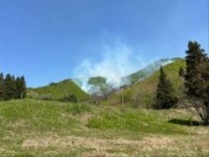 「斜面が燃えている」と通報　廃業したスキー場跡地で枯草火災　延焼続く　新潟・魚沼市（26日午後0時30分現在）