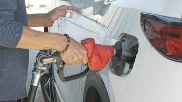 「売れば売るほど赤字」独立系ガソリンスタンド悲鳴「ガソリン販売中止」を決断　選挙カーレンタル事業も…アクリル板50％値上げ　「四面楚歌、八方ふさがりです」中東情勢悪化で事業継続の危機に