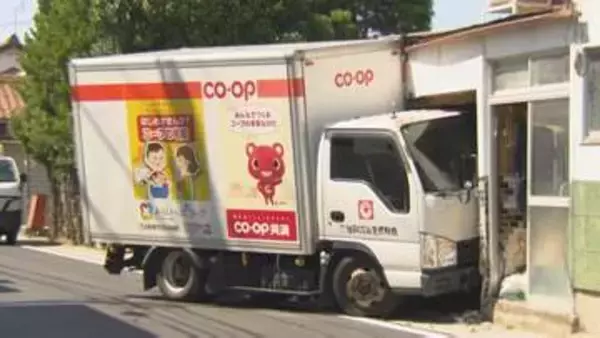 トラックが民家に突っ込む　運転手が意識不明の重体　鳥取県米子市