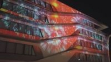 日本海に浮かぶ船をイメージしたビルにプロジェクションマッピング　島根県出雲市駅通り