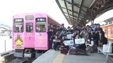 「新歓コンパ」ならぬ「新歓列車」　サークルで列車を貸し切り　“ガチ勢”だけでなく、女性参加者も…しまねっこ号と“関東の名車”旧京王5000系3編成の4本並びも実現