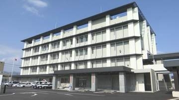 自宅の屋根の上に不審者を発見…「屋根から降りて逃げて行った」　会社役員の男性宅に侵入した疑いで36歳会社員の男を逮捕　「お金を盗む目的で侵入しました」容疑認める　被害者の家族と顔見知りだった