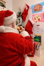 “AIサンタ”に賛否…生成AIでサンタが自宅にプレゼントを届ける写真・動画を作成→子どもに見せると…「喜んでくれた」「AIの使い方の最適解」「親のエゴ」「倫理観やばい」　令和の保護者の新たなトレンドとは