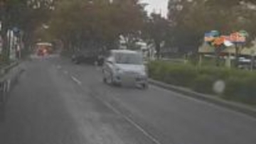 「クラクションを激しめに鳴らしてみたが止まることもなく…」国道を走行中、前から逆走車が現れた！　危険な瞬間