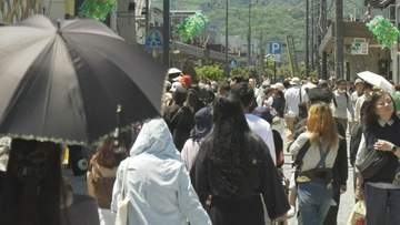 【GW】水木しげるロードは歩行者天国に…道路を埋め尽くすほどの観光客が訪れ大にぎわい　鬼太郎や猫娘のコスプレを楽しむファンも