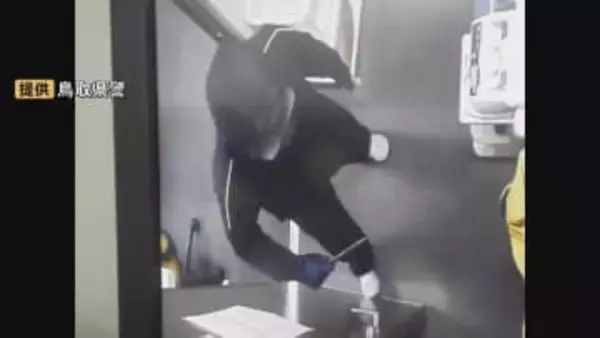 【詳報】「金を出せ」脅した言葉は“片言ではなかった”　営業中のスーパーで、刃物で店員を脅し金庫内の現金189万円を奪った犯人逃走中　閉店まで1時間余り…容疑者はバックヤードから金庫のある事務室へ　計画的犯行の可能性も