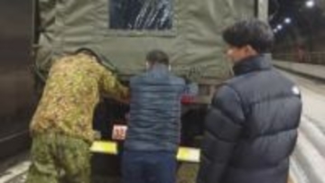 米子道のトンネル内で自衛隊のトラックが故障　立ち往生した車両を、警察の要請で後続ドライバーたち皆で押す場面も…動かず、渋滞も発生　江府IC～蒜山ICが一時通行止めに