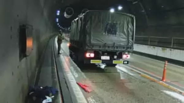 雪の中高速道路が一時通行止めに…原因は雪でのスタックではなく“自衛隊トラック”の故障　トンネル内で動けなくなり立ち往生発生　警察の要請で後続ドライバーが移動を手伝う場面も