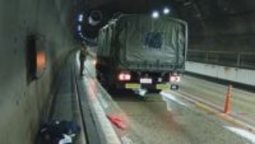 雪の中高速道路が一時通行止めに…原因は雪でのスタックではなく“自衛隊トラック”の故障　トンネル内で動けなくなり立ち往生発生　警察の要請で後続ドライバーが移動を手伝う場面も