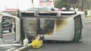 目撃者が語る緊迫の救出の瞬間「炎がすごかった」80代男女が乗った軽自動車が横転し炎上「警察官が棒状のもので窓を破り、ドアをこじあけて…」男女2人が救急搬送　島根・大田市