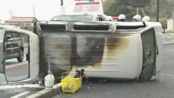 目撃者が語る緊迫の救出の瞬間「炎がすごかった」80代男女が乗った軽自動車が横転し炎上「警察官が棒状のもので窓を破り、ドアをこじあけて…」男女2人が救急搬送　島根・大田市