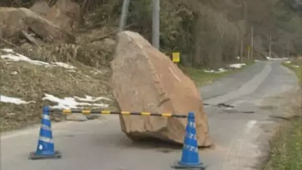 鳥取島根で最大震度5強の地震…崩落した2メートルの「巨石」　1か月経っても撤去できずそのまま　通行止め解除の見通しも未定