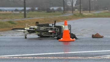 「ブレーキをかけたが間に合わなかった」中型トラックが走行中、道路を横断していた自転車と衝突、自転車の女性が死亡　死因は脳挫傷　鳥取県琴浦町