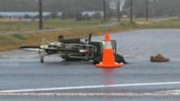 「ブレーキをかけたが間に合わなかった」中型トラックが走行中、道路を横断していた自転車と衝突、自転車の女性が死亡　死因は脳挫傷　鳥取県琴浦町