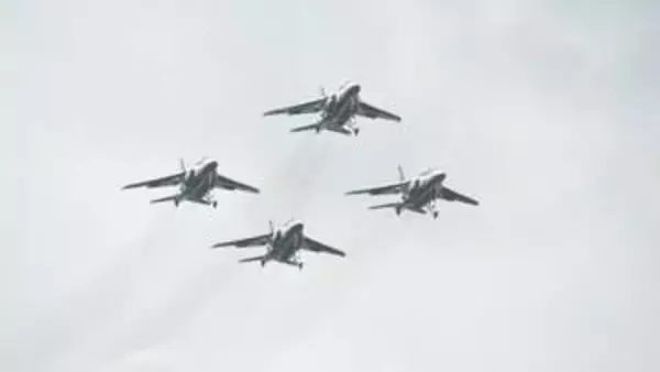3年ぶり「ブルーインパルス」に3万人熱狂　航空自衛隊美保基地航空祭　「F-2戦闘機」「C-2輸送機」「KC-46A空中給油機」も魅せる　「救難飛行艇US-2」「ジェット練習機T-400」もお目見え【写真あり】
