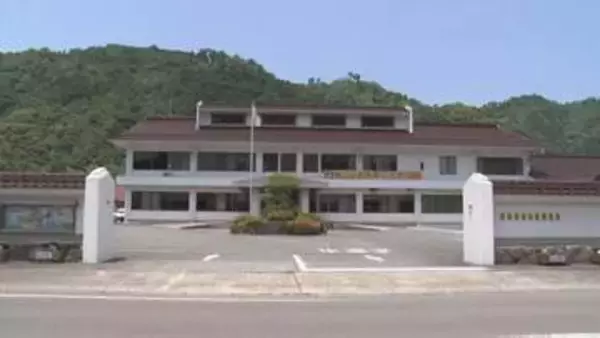 道路脇に停まっている車に乗った男に職務質問すると…「危ないものを持っている」　刃体の長さ約14cm・全長30cm超のはさみを所持、山口県の無職の男(30)を現行犯逮捕　逮捕の際少し暴れ抵抗する