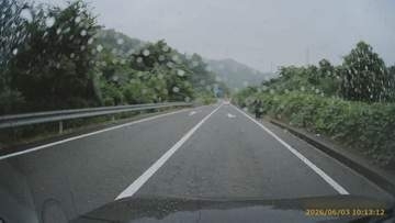 「はあ？」ドライバー驚く　高速道路インターを降りようとしたら…自動車専用道路の脇を、スーツ姿の人が歩いていた　警察に通報多数　事故などの発生は無し