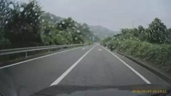 「はあ？」ドライバー驚く　高速道路インターを降りようとしたら…自動車専用道路の脇を、スーツ姿の人が歩いていた　警察に通報多数　事故などの発生は無し