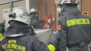 ドアを壊して…解体予定のアパートで救助訓練　島根県松江市