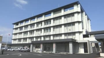 追突事故の被害にあった車は、なぜかその場を立ち去った…翌日に会社役員の男（37）が知人と共に自首　過去に免許取り消し…無免許運転容疑で逮捕