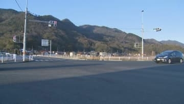 「高齢女性が倒れている」との通報で救急車が現場へ　国道交差点を赤信号で進入したところ…右側から来た軽乗用車と接触　救急活動への影響なし　島根県出雲市