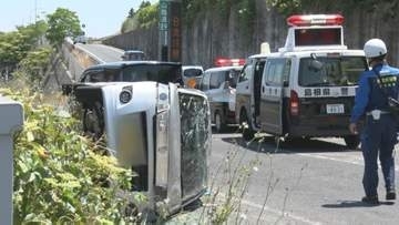 軽乗用車が横転…山陰道IC近くの交差点で車同士が衝突する事故　高齢男性を救急搬送か