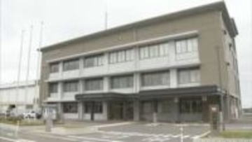 「道路向かいのアパートから炎と煙が出ています」　木造２階建てアパート２棟全焼　隣接する空き家にも延焼　けが人なし