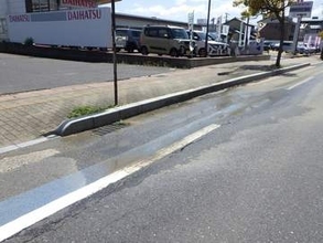 路面から汚水がしみ出している…市民から「水道管の漏水ではないか」と通報　人体に影響する有害物質はなし　島根県松江市の市道…午後10時から交通規制へ