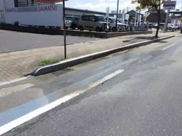 路面から汚水がしみ出している…市民から「水道管の漏水ではないか」と通報　人体に影響する有害物質はなし　島根県松江市の市道…午後10時から交通規制へ