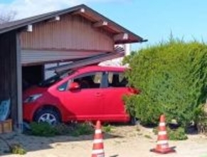 民家の倉庫に車が突入…1人が意識不明の重体　現場は小学校近く、「グリーンベルト」もある通学路【現場写真あり】