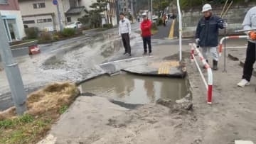 歩道が突然2メートルほど“陥没”　穴からは泥水があふれ出した…　水道管トラブルが原因か　相次ぐ「道路陥没」　市の水道局は…