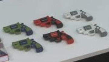 おもちゃとして販売のプラスチック製拳銃　実弾装てん可能などのため来年以降所持が銃刀法違反に　警察が回収呼びかけ