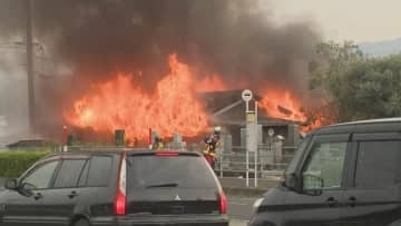 激しい炎と煙　鳥取市街地で建物火災　現場は国道沿い…渋滞も発生