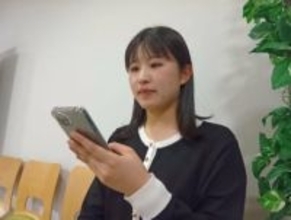 「暇さえあれば無意識に…」「手元にないと不安」「寝る直前まで操作」…あなたは「スマホ依存症」？　20～30代は約6割が“依存”を実感　「視力」への影響は…