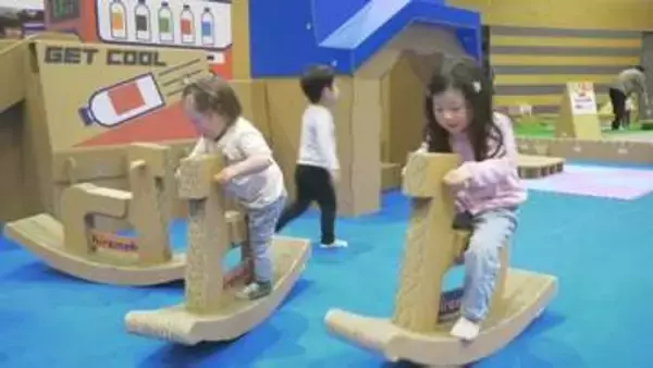 段ボール工作アーティストが手掛けた遊具や迷路などを家族連れなどが楽しむ　鳥取県境港市の夢みなとタワーで開催