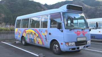 町営スクールバスで眠ってしまった小学2年の児童が車内に置き去りに…バスは車庫に帰ってしまった　「子どもが帰っていないのですが、図書館にいないですか？」父親が車庫のバス内で眠る児童を発見