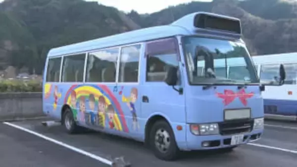 町営スクールバスで眠ってしまった小学2年の児童が車内に置き去りに…バスは車庫に帰ってしまった　「子どもが帰っていないのですが、図書館にいないですか？」父親が車庫のバス内で眠る児童を発見