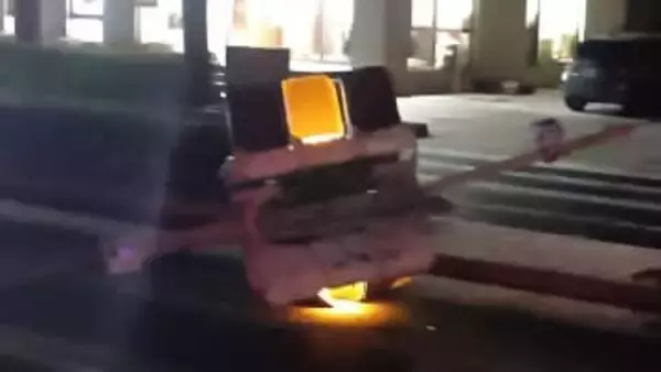 信号機がボッキリ…根本から倒れ道路をふさぐ　「電柱が倒れ道路がふさがっている」と通報　原因不明…調査中