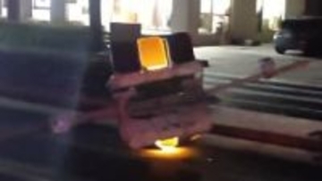 信号機がボッキリ…根本から倒れ道路をふさぐ　「電柱が倒れ道路がふさがっている」と通報　原因不明…調査中