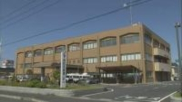 同棲している女性(20代)の頭髪をハサミで無理やり切り、顔面を携帯電話で複数回殴る　店の駐車場で頭髪を引っ張り、頭を複数回たたく…自称・解体業の男(45)を逮捕　鳥取県鳥取市