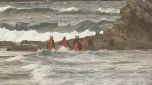 １人が行方不明　鳥取県岩美町の海岸　遊泳中の高校生３人流される