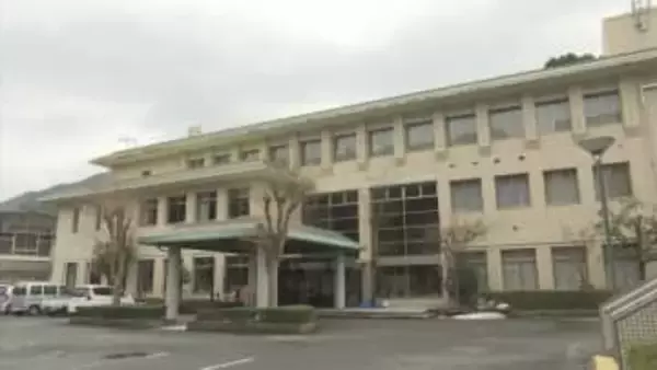 水道料・下水道使用料などを役場窓口で預かり、約3か月分レターケースや自分の机の中に放置していた…「公金の取り扱いとしては極めて不適切」　鳥取県日野町の30代女性主任を停職1か月の懲戒処分